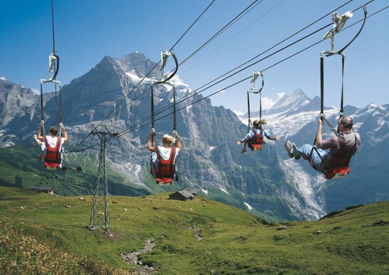 Gondelbahn Grindelwald-First mit Wetterhorn und Schreckhorn