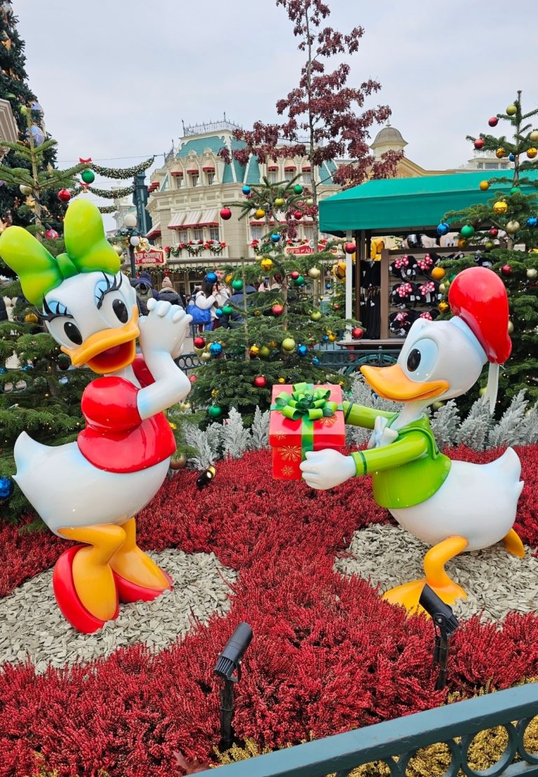donald and daisy statues