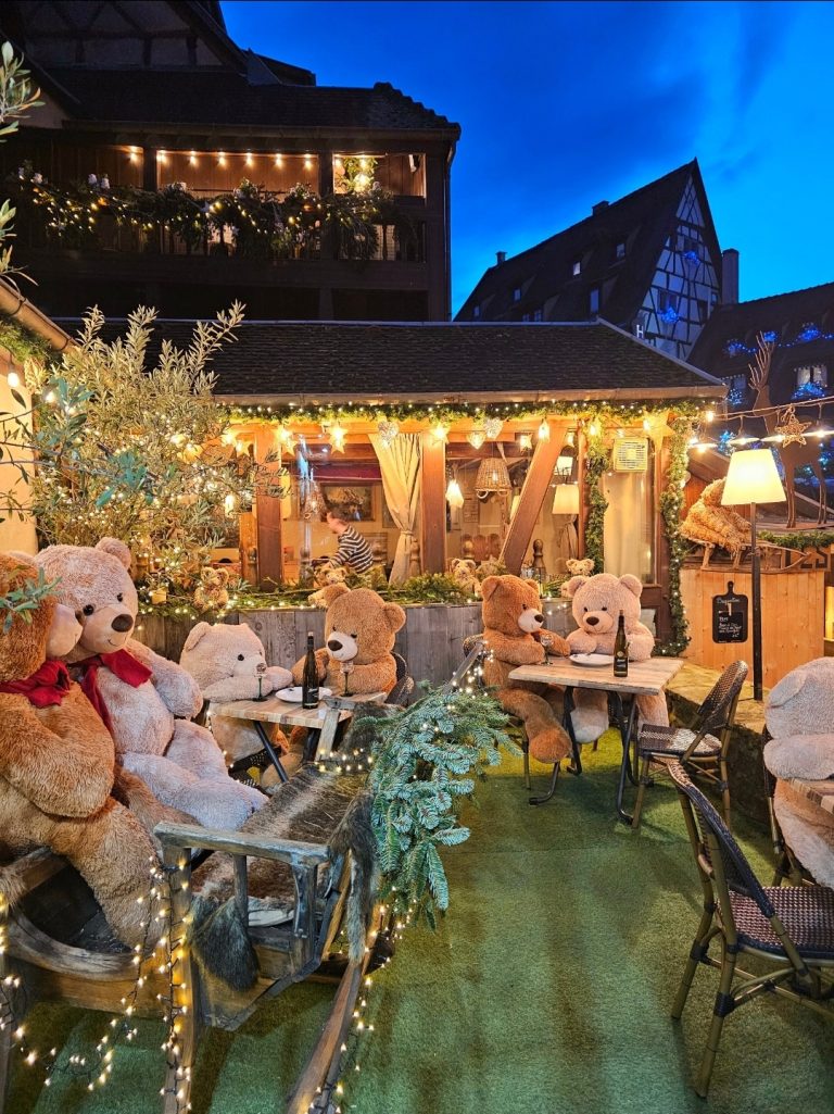 Teddy bear restaurant with bears outside Colmar