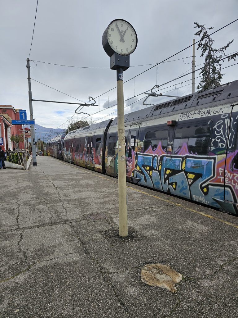 train from Naples to Pompeii