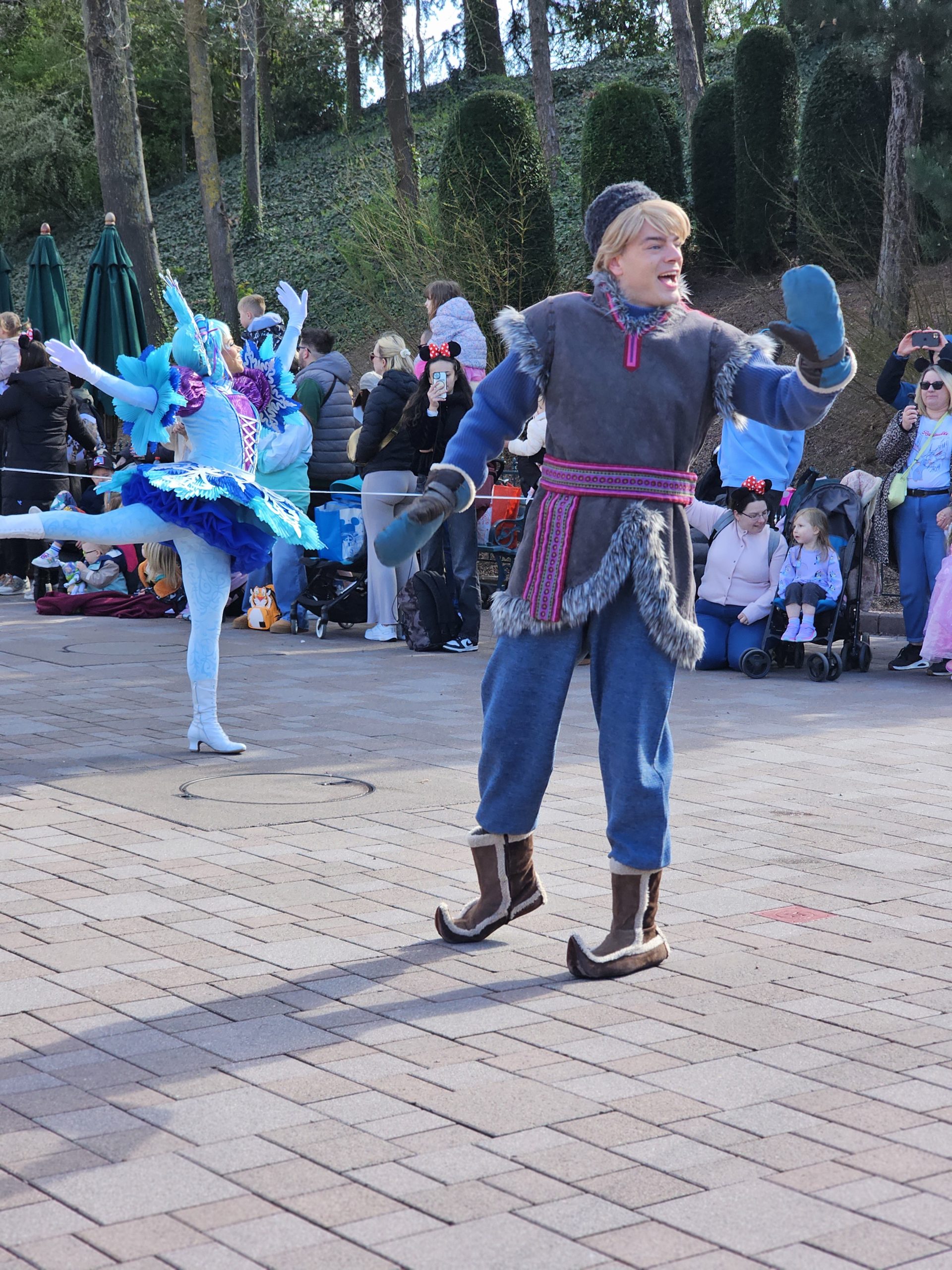 Frozen characters in the parade