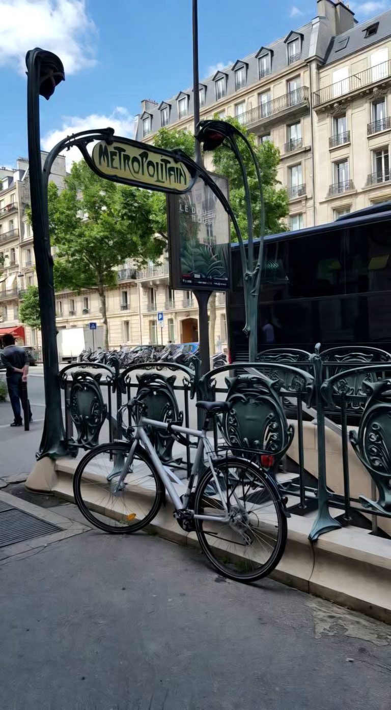 Entrance to Paris Metro station