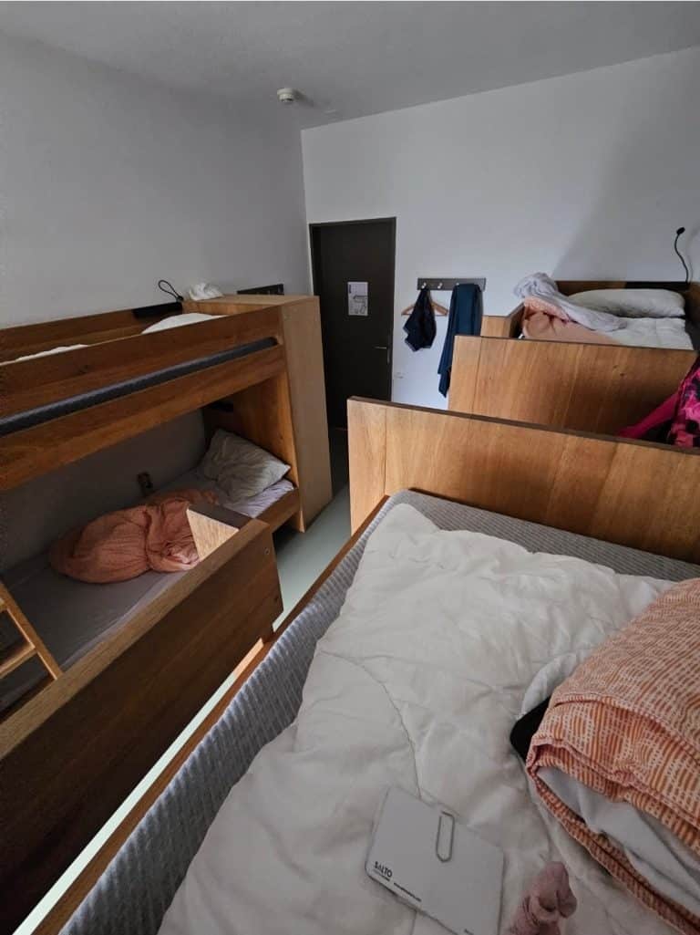 6 bed room at Montreux Youth Hostel