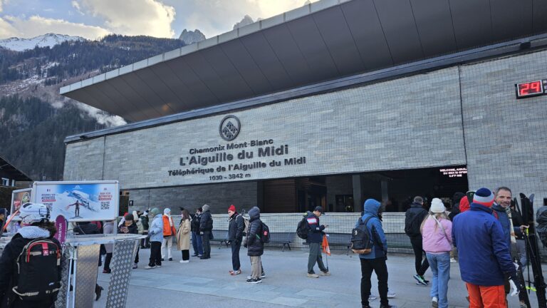 Entrance to Auguille Du Midi Ticket counter