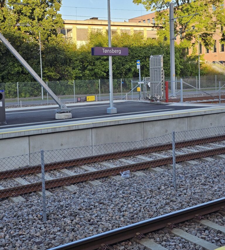Tonsberg Train Station Platform