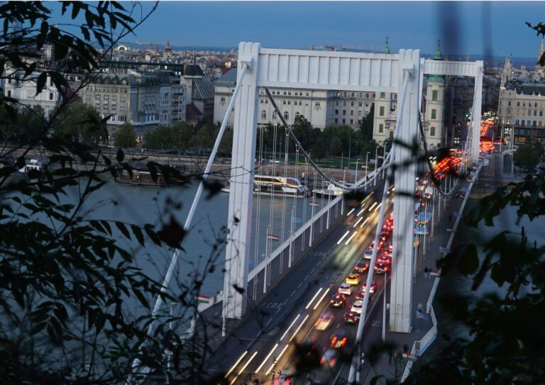 How to get from Budapest Airport to city centre